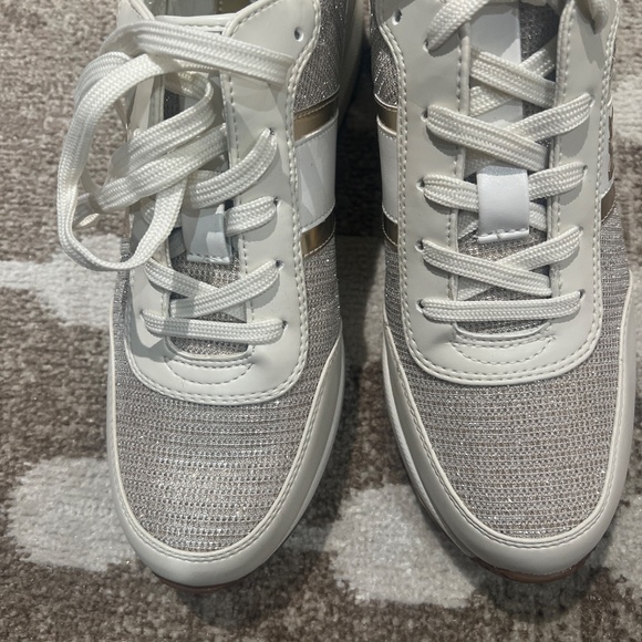 Michael Kors NWOT.5M Glitter Mesh Trainer White Gold Silver - Picture 2 of 7